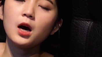 น้องสาวน่ารักกำลังดูหนังโป๊แล้วเล่นกับตัวเองจนพี่ชายมาเห็น…