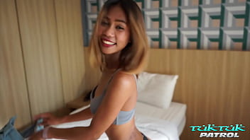 ตุ๊กตุ๊กจับสาวบางกอกสวยโดนยัดไส้เต็มไปด้วยควย