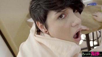 สาวแสบ – โดนเย็ดแม่เลี้ยงบนเตียงพ่อแม่