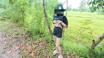 สาวไทยโชว์หีเด็ดๆ ริมทาง เดินเย็ดๆ ให้ชม