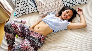 สาวไทยสุดเซ็กซี่ มาย กำลังตามหาจุดสุดยอดด้วยเครื่องสั่น